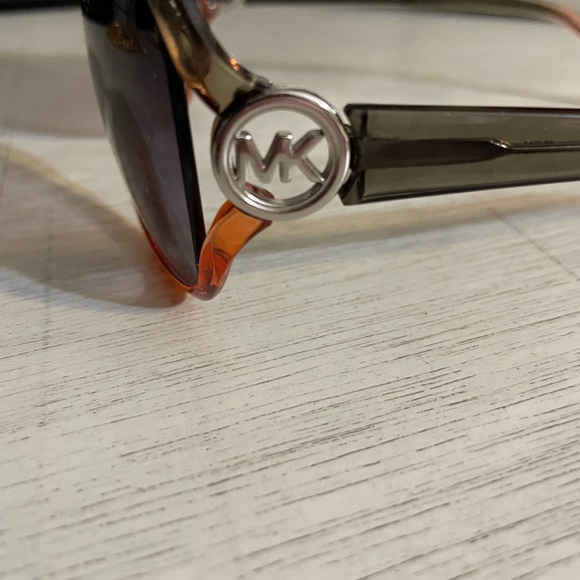 Michael kors sunglasses. - Picture 3 of 6